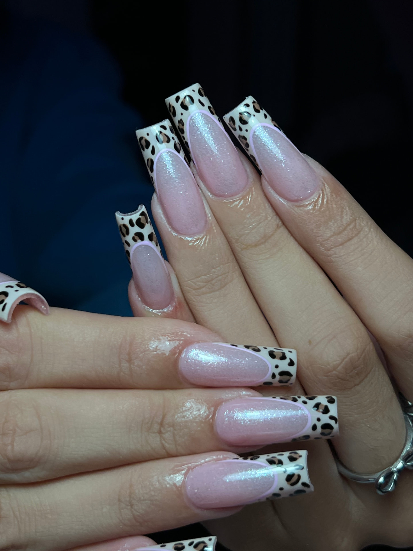 Pose d’ongles rose nacré avec détails léopard