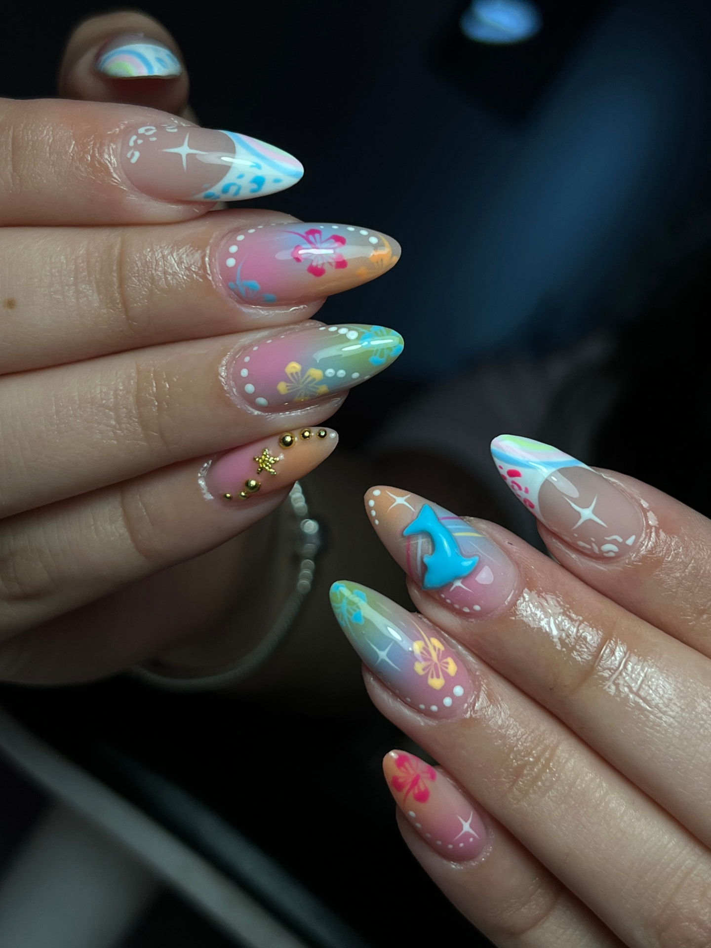 Pose d’ongles artistique florale aux couleurs vives