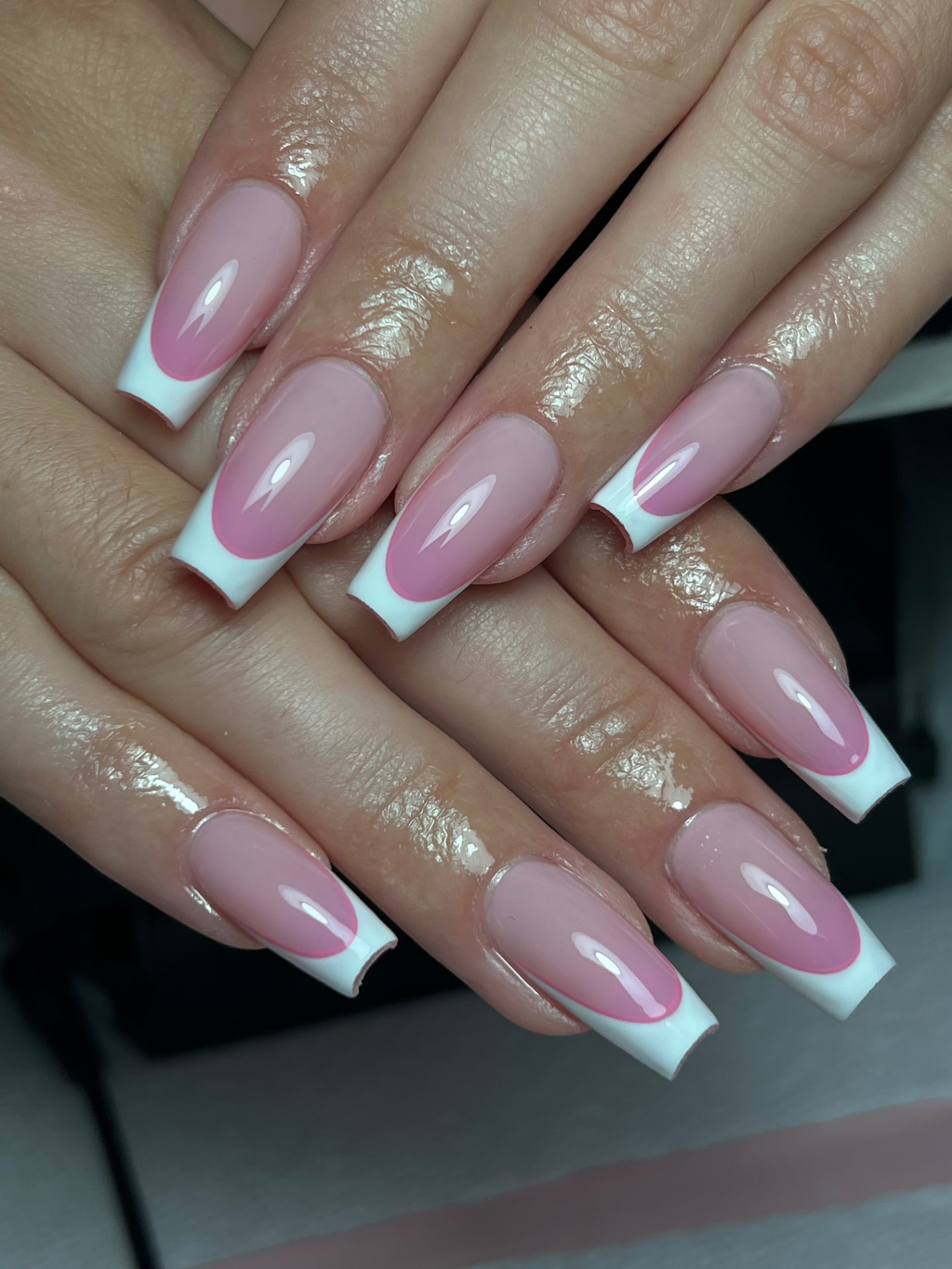 Pose d’ongles française rose et blanche